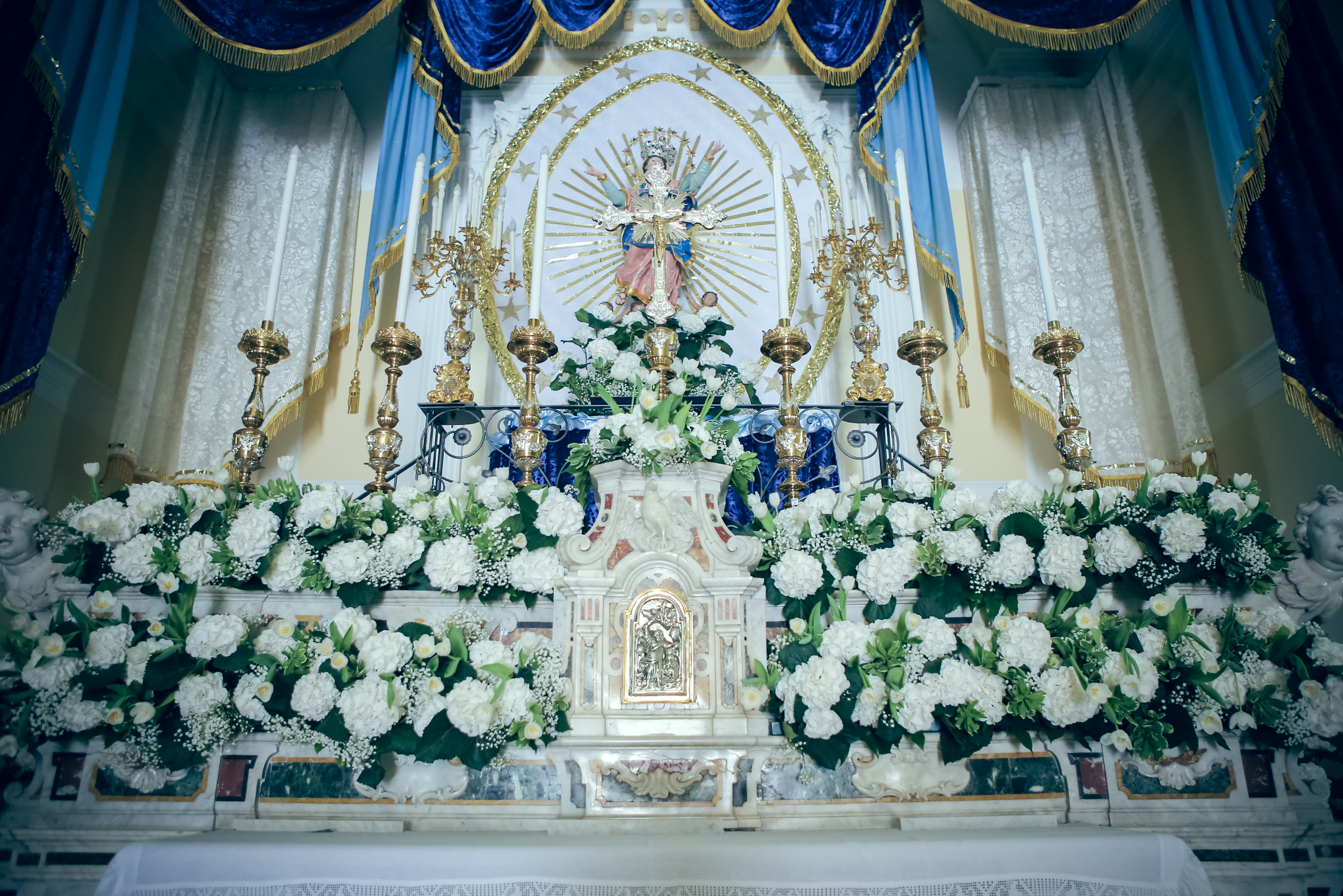 art-of-perfection-event-design-luxury-destination-wedding-planner-italy-white-blue-flower-alter