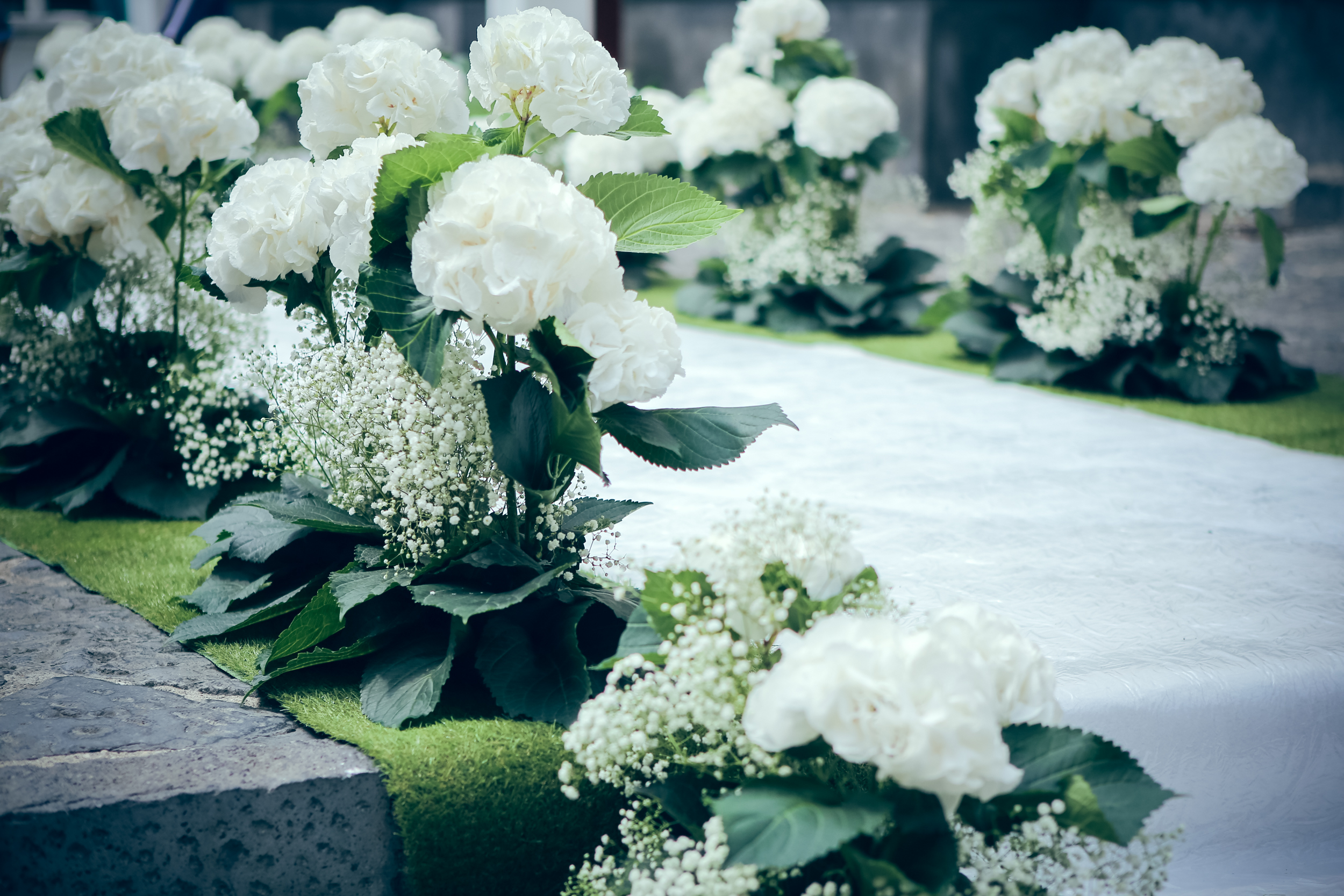 art-of-perfection-event-design-luxury-destination-wedding-planner-italy-white-green-flower-aisle