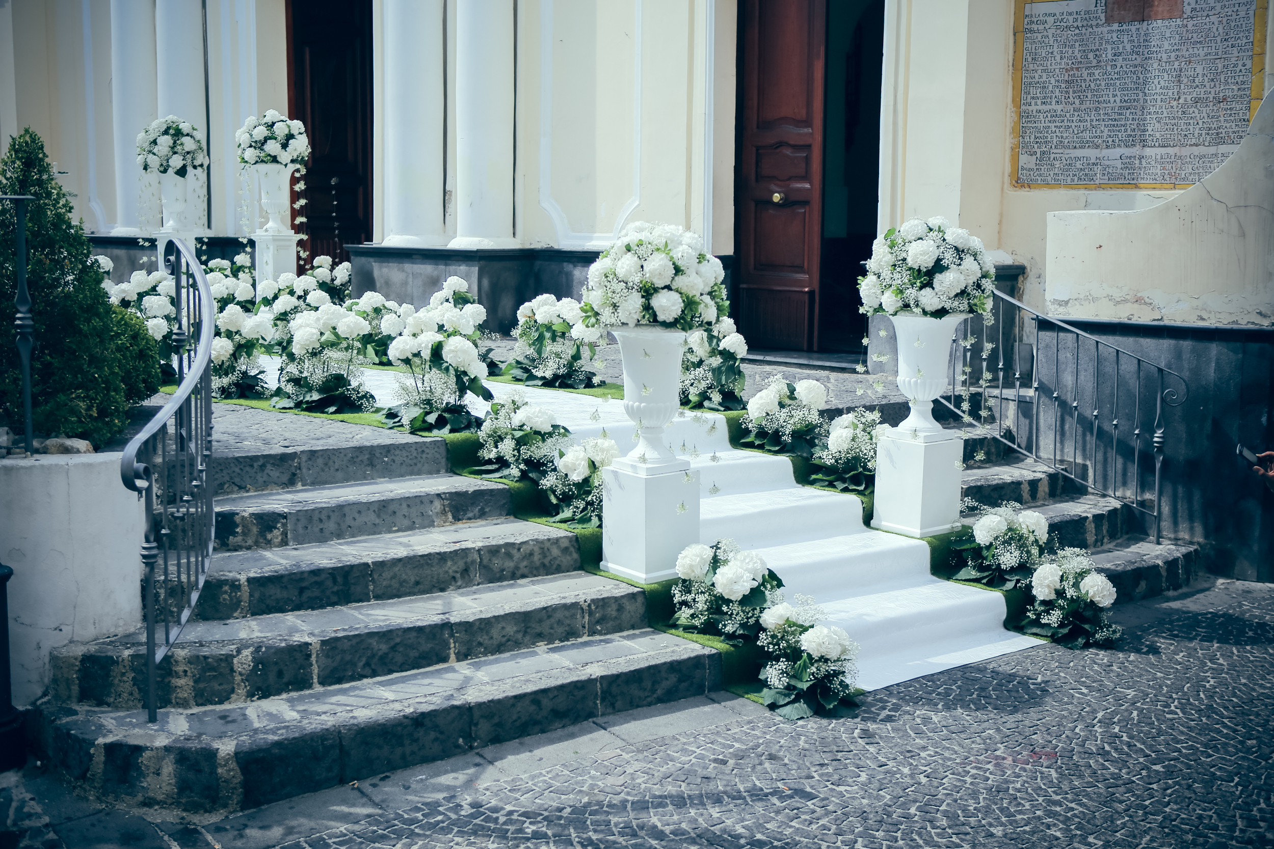 art-of-perfection-event-design-luxury-destination-wedding-planner-italy-white-green-flower-down-the-aisle